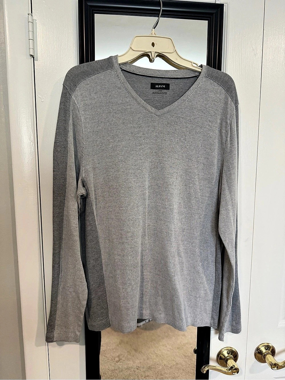 Alfani Long Sleeve V-Neck Top in Gray Large Like New